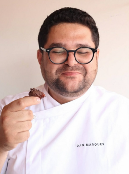 Daniel Marques provando um bombom